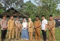 Bersama Kantah Kabupaten Serang, Bupati Ratu Zakiyah Door to Door Bagikan Sertipikat di Kopo