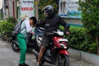 Hari Pertama MPLS, Sachrudin Apresiasi Antusias Gerakan Para Ayah Mengantar Anak Sekolah