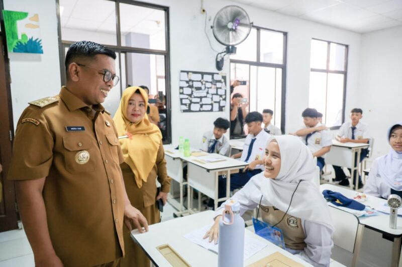 Gubernur Andra Soni Tinjau MPLS, Dorong Perluasan Program Sekolah Gratis