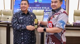 Terima Kunker Pemkab Muara Enim, Sekda Tegaskan Komitmen Lindungi Pekerja Rentan Lewat Jaminan Sosial