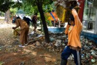 Jelang HUT RI Ke-81, DLH Kota Tangerang Intensifkan Pembersihan Median Jalan 