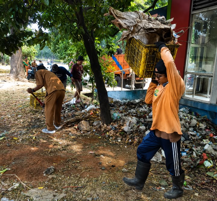 Jelang HUT RI Ke-81, DLH Kota Tangerang Intensifkan Pembersihan Median Jalan 
