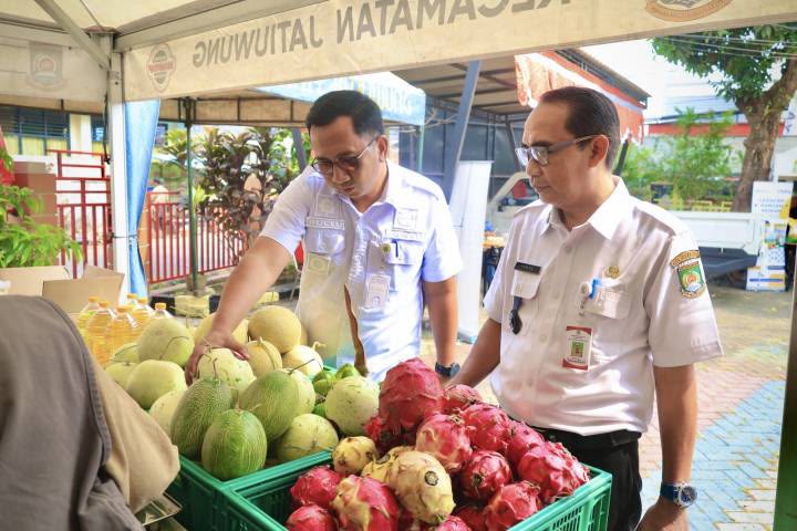 Hadirkan Sembako Terjangkau, Gerakan Pangan Murah di Kelurahan Manis Jaya Diserbu Warga